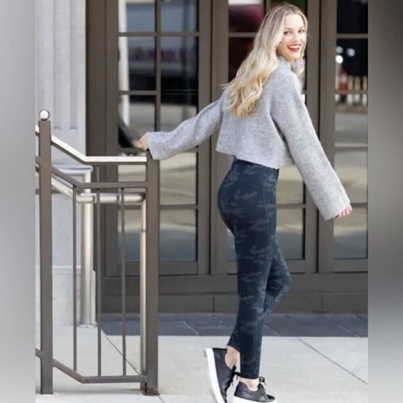 NWT Spanx Look At Me Now Seamless Leggings Black Camo Sz 1X - Picture 2 of 7